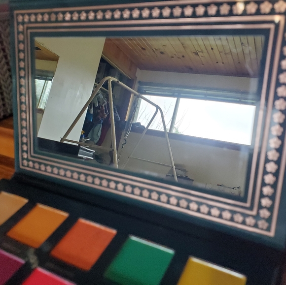 Ace Beaute nostalgia eyeshadow palette - Picture 2 of 3